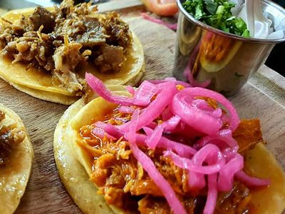 Con Branko Grill House, Rincón del Colibrí: parada en “Paseo de Peach”