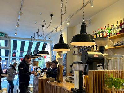 The Monocle Café, London W1u 7qa, London: stop on “Una tarde tranquila al oeste de Londres” (6)