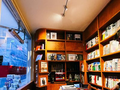 Shreeji Newsagents, London W1u 7pt, London: stop on “Una tarde tranquila al oeste de Londres”