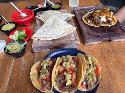 Con Branko Grill House, Rincón del Colibrí: parada en “Paseo de Peach” (2)
